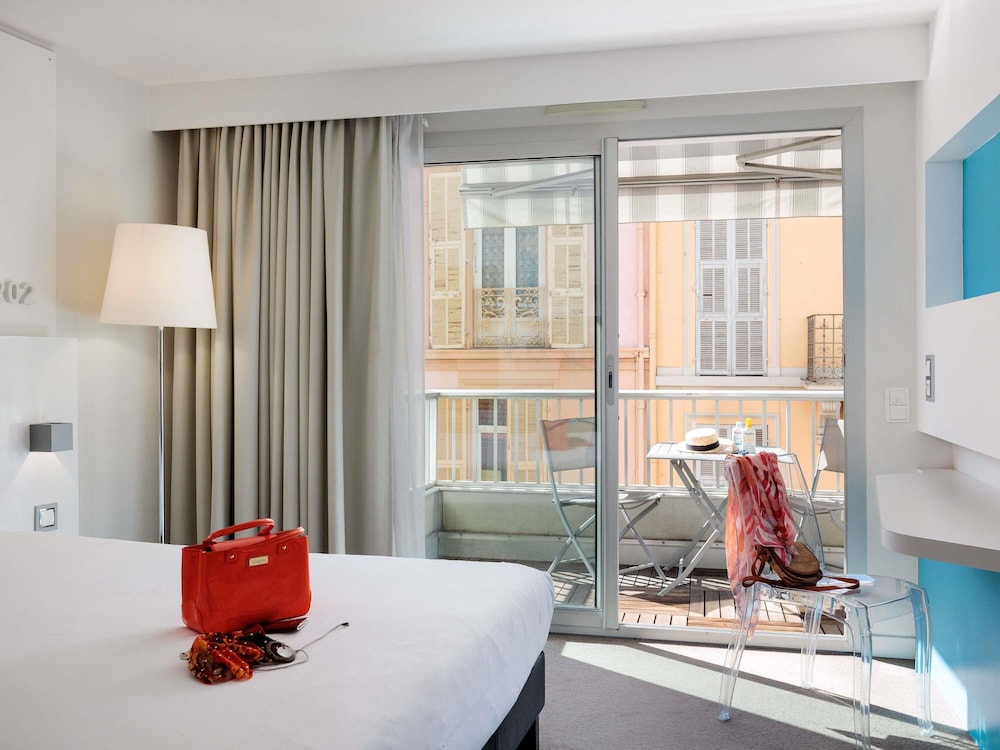 Habitación de 2 camas (100 x 200) con balcón del hotel Ibis Styles Menton Centre. Foto 2