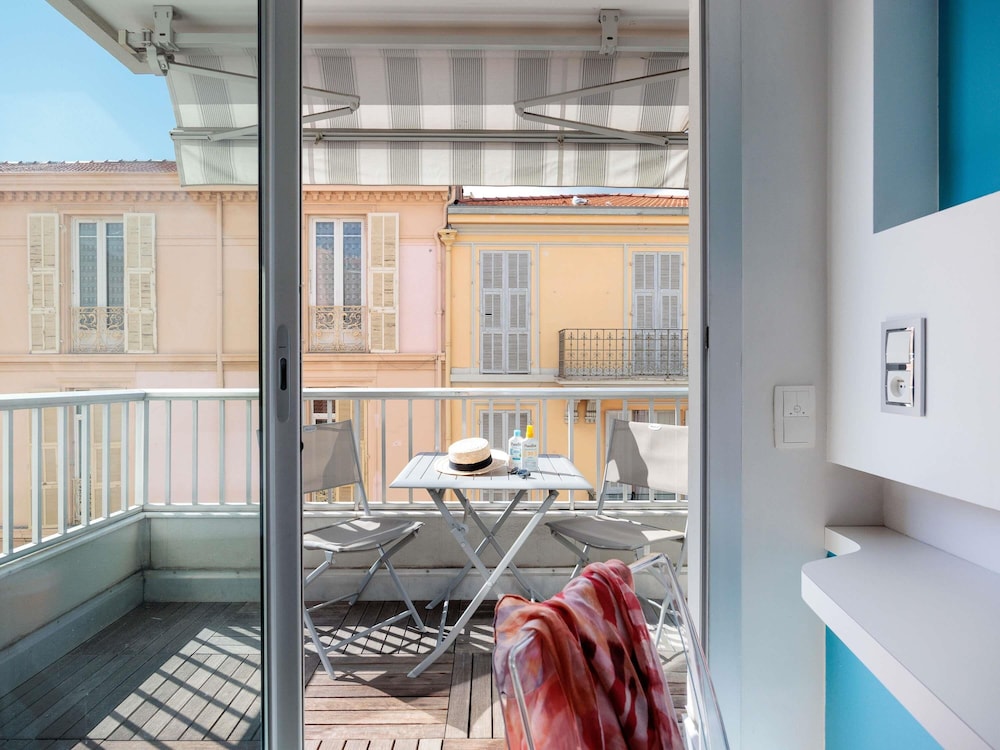 Habitación de 2 camas (100 x 200) con balcón del hotel Ibis Styles Menton Centre. Foto 5