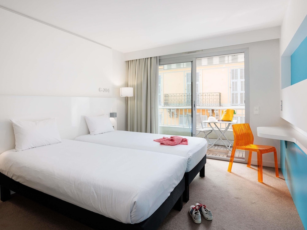 Habitación de 2 camas (100 x 200) con balcón del hotel Ibis Styles Menton Centre. Foto 8