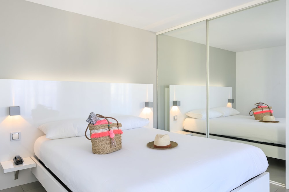 Habitación de 2 camas (100 x 200) con balcón del hotel Ibis Styles Menton Centre. Foto 9