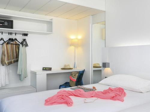 HABITACIÓN SUPERIOR CON DOS CAMAS INDIVIDUALES Y BALCÓN del hotel Ibis Styles Menton Centre. Foto 1