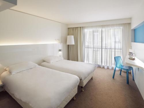 HABITACIÓN SUPERIOR CON DOS CAMAS INDIVIDUALES Y BALCÓN del hotel Ibis Styles Menton Centre. Foto 2