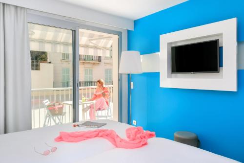 HABITACIÓN SUPERIOR CON DOS CAMAS INDIVIDUALES Y BALCÓN del hotel Ibis Styles Menton Centre. Foto 3