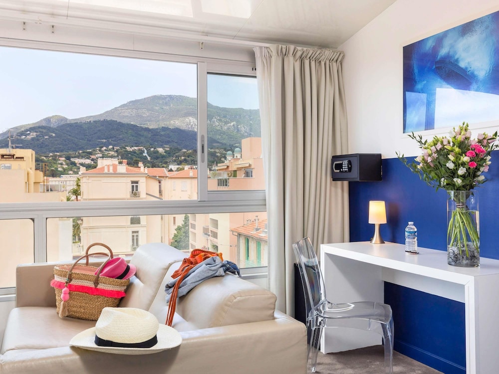 Suite familiar estándar con cama doble y sofá cama del hotel Ibis Styles Menton Centre. Foto 1