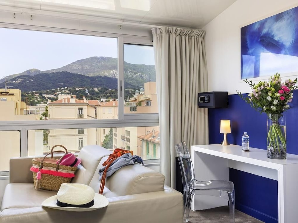 Suite familiar estándar con cama doble y sofá cama del hotel Ibis Styles Menton Centre. Foto 2