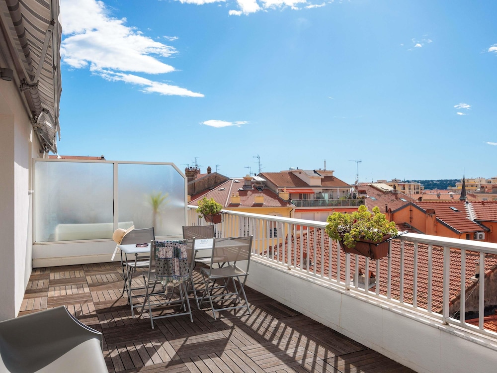 Suite familiar estándar con cama doble y sofá cama del hotel Ibis Styles Menton Centre. Foto 4