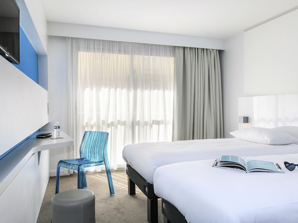 Habitación estándar con 2 camas individuales del hotel Ibis Styles Menton Centre. Foto 1