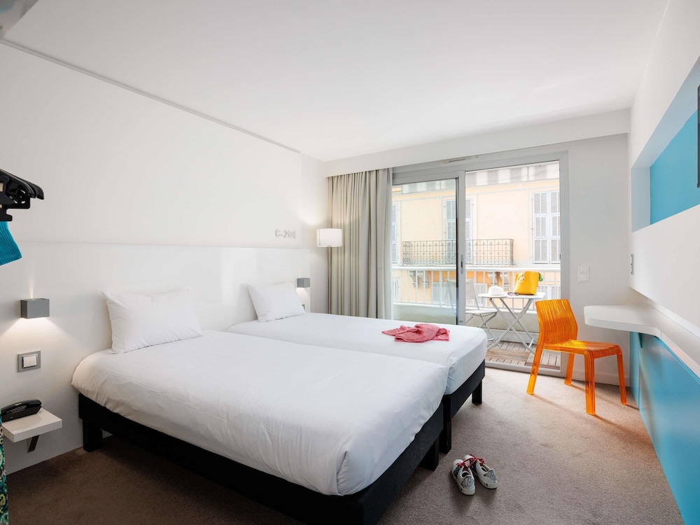 Habitación de 2 camas (100 x 200) con balcón del hotel Ibis Styles Menton Centre. Foto 7