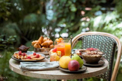 Habitación Doble con patio del hotel B Montmartre. Foto 1