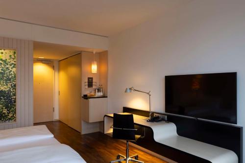 Habitación Triple Estándar del hotel Scandic Berlin Potsdamer Platz. Foto 1