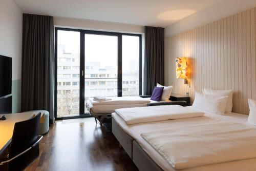 Habitación Triple Estándar del hotel Scandic Berlin Potsdamer Platz. Foto 5