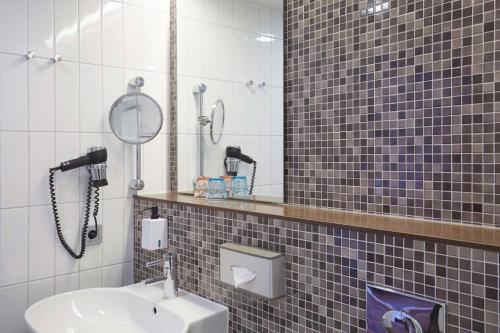 Habitación Triple Estándar del hotel Scandic Berlin Potsdamer Platz. Foto 7