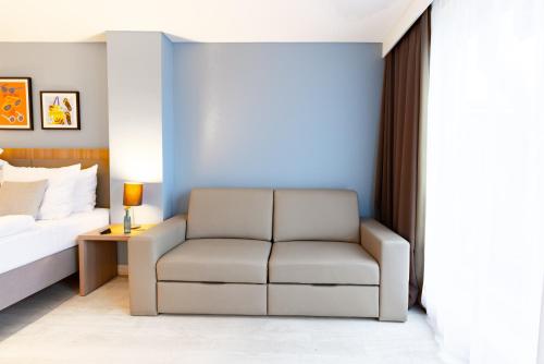 Habitación Premium con cama extragrande y sofá cama del hotel Garner Hotel Dusseldorf - Main Station by IHG. Foto 1