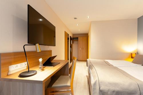 Habitación Premium con cama extragrande y sofá cama del hotel Garner Hotel Dusseldorf - Main Station by IHG. Foto 4