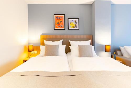 Habitación Premium con cama extragrande y sofá cama del hotel Garner Hotel Dusseldorf - Main Station by IHG. Foto 6