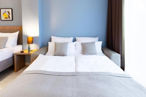 Habitación Premium con cama extragrande y sofá cama del hotel Garner Hotel Dusseldorf - Main Station by IHG. Foto 7