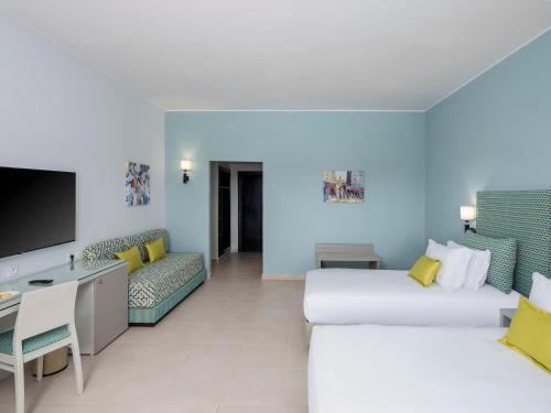Habitación Doble Estándar - Vistas a la piscina del hotel Labranda Targa Club Aqua Parc. Foto 6