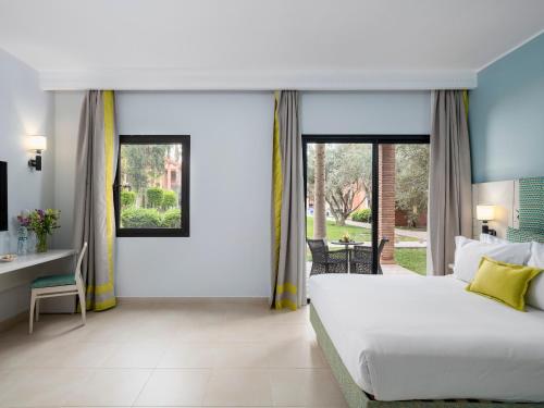 Habitación Triple Estándar - Vistas a la piscina del hotel Labranda Targa Club Aqua Parc. Foto 1