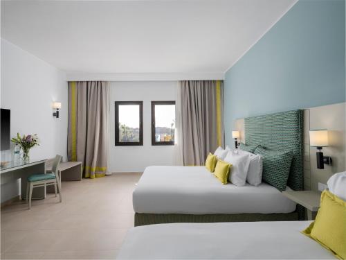 Habitación Triple Estándar - Vistas a la piscina del hotel Labranda Targa Club Aqua Parc. Foto 8