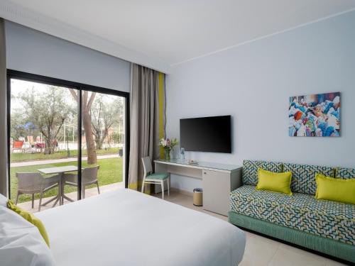 Habitación individual Económica Sofá Cama incluido 2 Camas individuales Normal del hotel Labranda Targa Club Aqua Parc. Foto 1