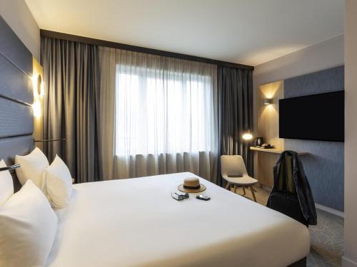 Habitación Superior con cama extragrande del hotel Novotel Brussels Centre Midi Station. Foto 1