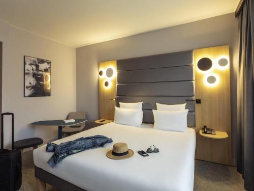 Habitación Superior con cama extragrande del hotel Novotel Brussels Centre Midi Station. Foto 3