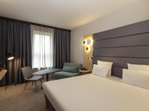 Habitación Superior con cama extragrande del hotel Novotel Brussels Centre Midi Station. Foto 4