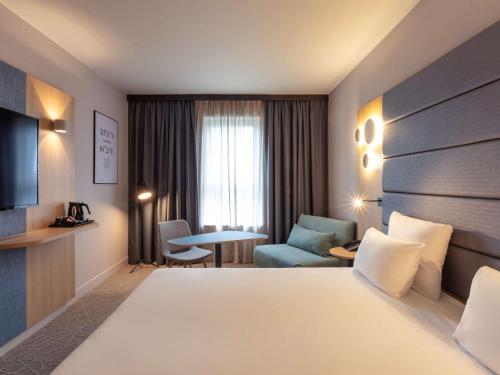Habitación Superior con cama extragrande del hotel Novotel Brussels Centre Midi Station. Foto 6