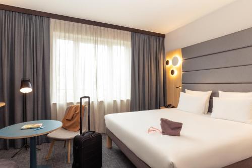 Habitación Superior con cama extragrande del hotel Novotel Brussels Centre Midi Station. Foto 7