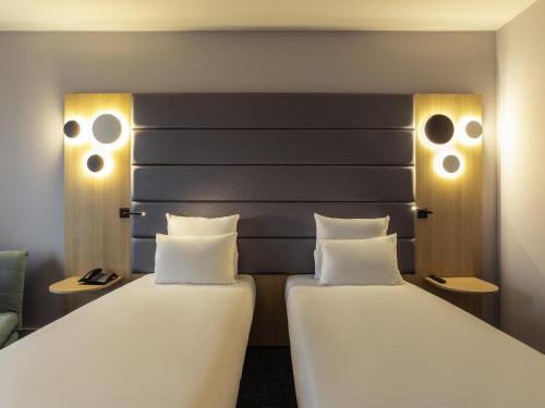 Habitación superior con 2 camas individuales del hotel Novotel Brussels Centre Midi Station. Foto 2