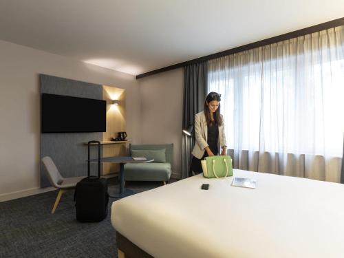Habitación Executive con cama extragrande del hotel Novotel Brussels Centre Midi Station. Foto 2