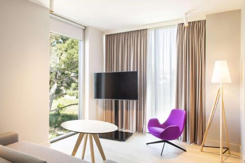 Suite Junior con vistas al mar y balcón del hotel Radisson Blu Resort and Spa, Split
