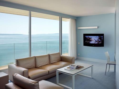 Suite Junior con vistas al mar y balcón del hotel Radisson Blu Resort and Spa, Split. Foto 2