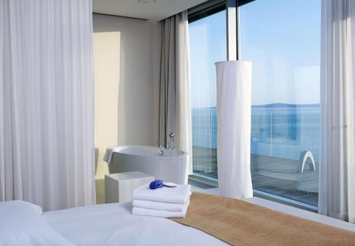 Suite Ático con terraza y vistas panorámicas al mar del hotel Radisson Blu Resort and Spa, Split. Foto 7