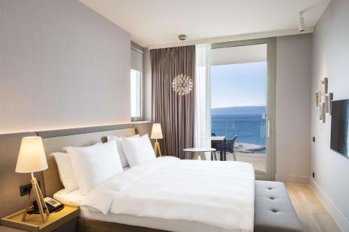 Habitación Premium con balcón y vistas al mar del hotel Radisson Blu Resort and Spa, Split. Foto 2