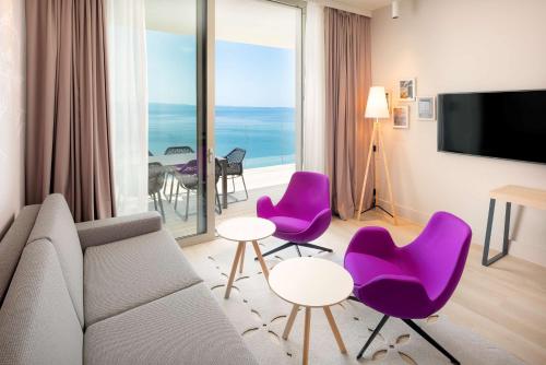 Suite Premium con vistas al mar y terraza del hotel Radisson Blu Resort and Spa, Split