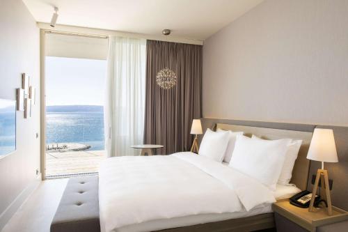 Suite Premium con vistas al mar y terraza del hotel Radisson Blu Resort and Spa, Split. Foto 1