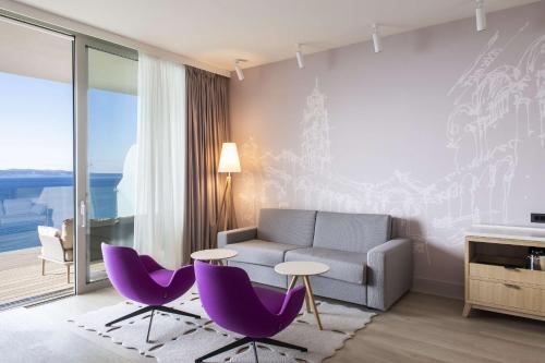 Suite Premium con vistas al mar y terraza del hotel Radisson Blu Resort and Spa, Split. Foto 2