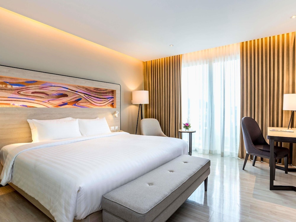 Habitación Deluxe con Cama King y Balcón del hotel Novotel Phuket City Phokeethra - Sha Extra Plus. Foto 2