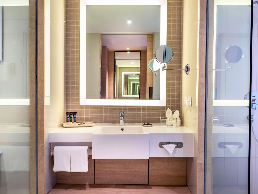 Habitación Deluxe con Cama King y Balcón del hotel Novotel Phuket City Phokeethra - Sha Extra Plus. Foto 4
