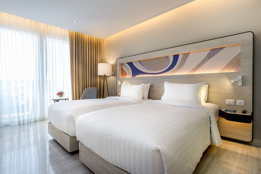 Habitación Deluxe con Dos Camas Individuales y Balcón del hotel Novotel Phuket City Phokeethra - Sha Extra Plus. Foto 1