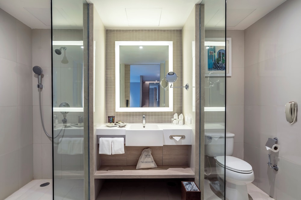 Habitación Ejecutiva con Dos Camas Individuales del hotel Novotel Phuket City Phokeethra - Sha Extra Plus. Foto 9
