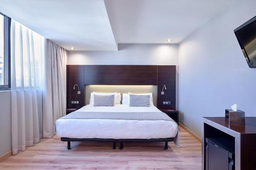Habitación Deluxe con bañera de hidromasaje. del hotel Turia Granada