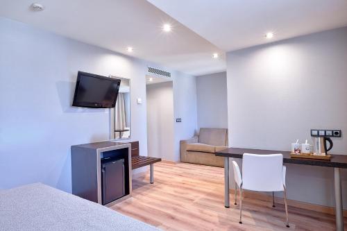 Habitación Deluxe con bañera de hidromasaje. del hotel Turia Granada. Foto 3