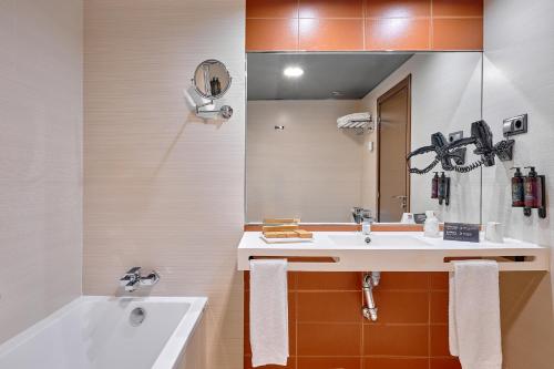 Habitación Deluxe con bañera de hidromasaje. del hotel Turia Granada. Foto 4