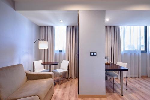 Habitación Deluxe con bañera de hidromasaje. del hotel Turia Granada. Foto 5