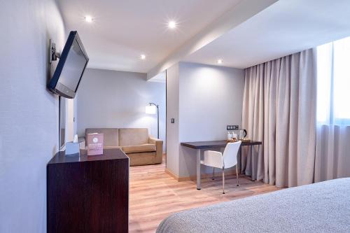 Habitación Deluxe con bañera de hidromasaje. del hotel Turia Granada. Foto 6