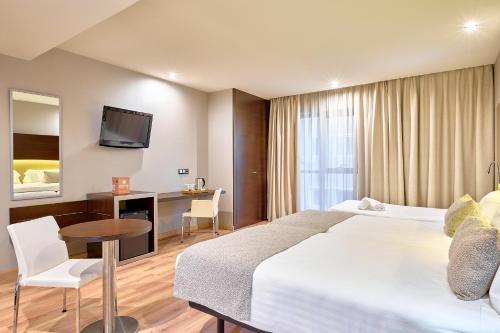Habitación Triple del hotel Turia Granada. Foto 1