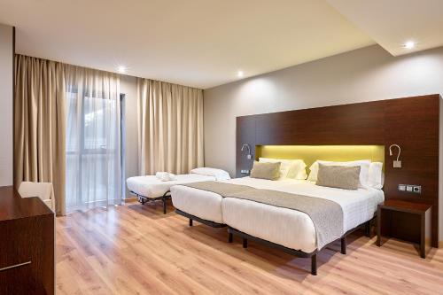 Habitación Triple del hotel Turia Granada. Foto 2