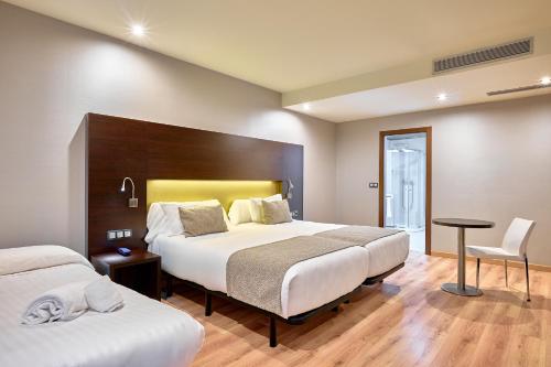 Habitación Triple del hotel Turia Granada. Foto 3